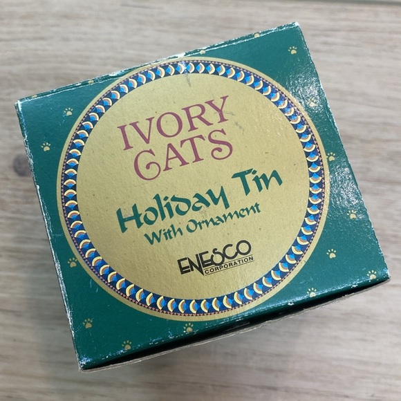 Vintage Enesco Ivory Cats Christmas Ornament and Decorative Tin - Picture 2 of 7